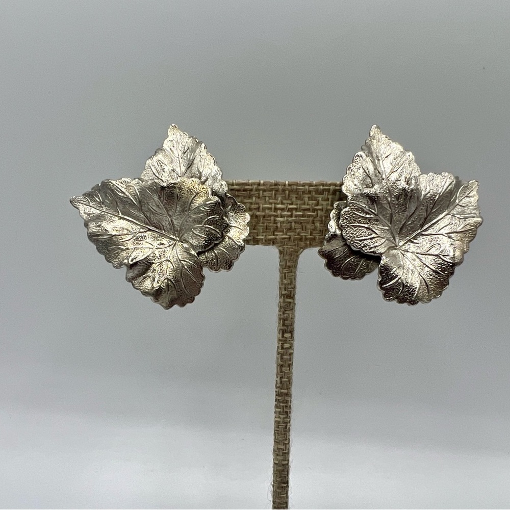 Vintage leafy silver clip on earrings detailed 1.5”